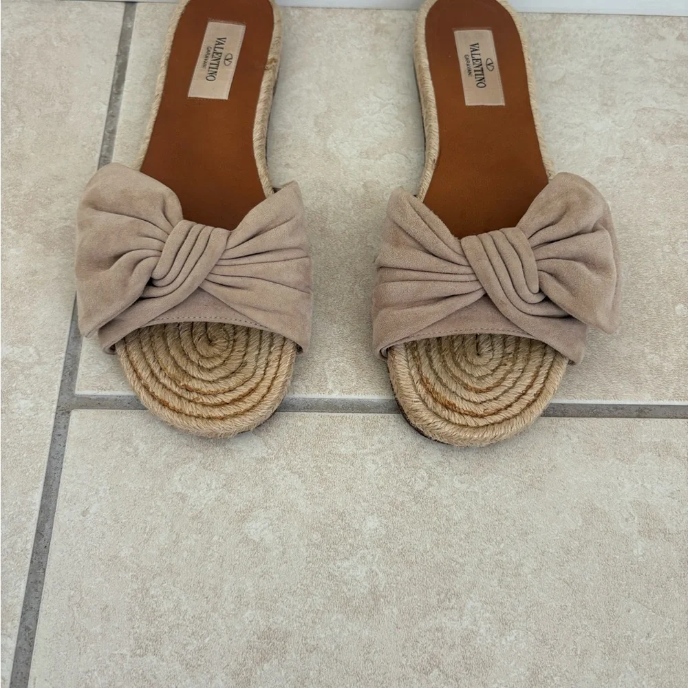 Valentino Garavani Taupe Bow Sandals - Picture 1 of 7